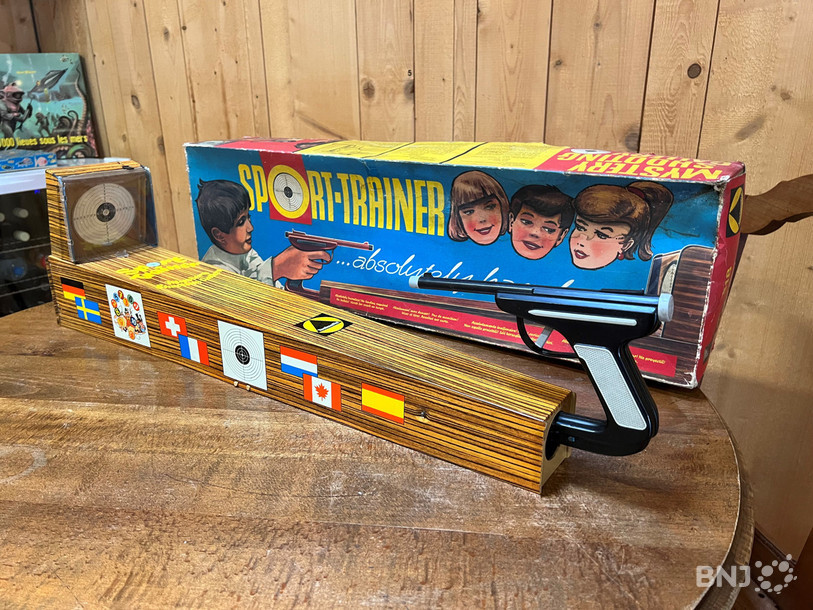 Ce jeu des années 1960 permet aux enfants de s'essayer au tir sans risques grâce à un système de poiçonnage dissimulé à l'intérieur de l'objet.