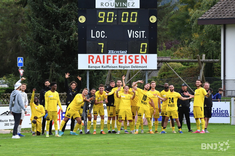 Le FC Bassecourt peut se pavaner devant son tableau d'affichage après son large succès 7-0. (Photo : Georges Henz).
