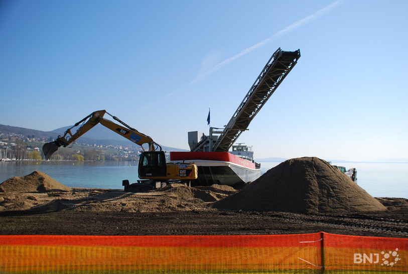 Grâce à 600 mètres cubes de sable, l'association Colombier VivaCité transforme la plage de galet en une plage de sable.