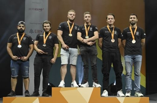 Jessy et Alan Tövishati (au centre) ont été sacrés par équipe en tant que constructeurs de voies ferrées. (Photo : Swiss-skills)