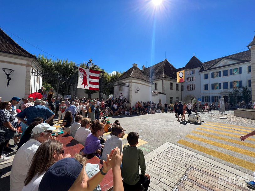 Le public était nombreux pour assister aux différents spectacles dans les rues de Delémont dimanche après-midi.