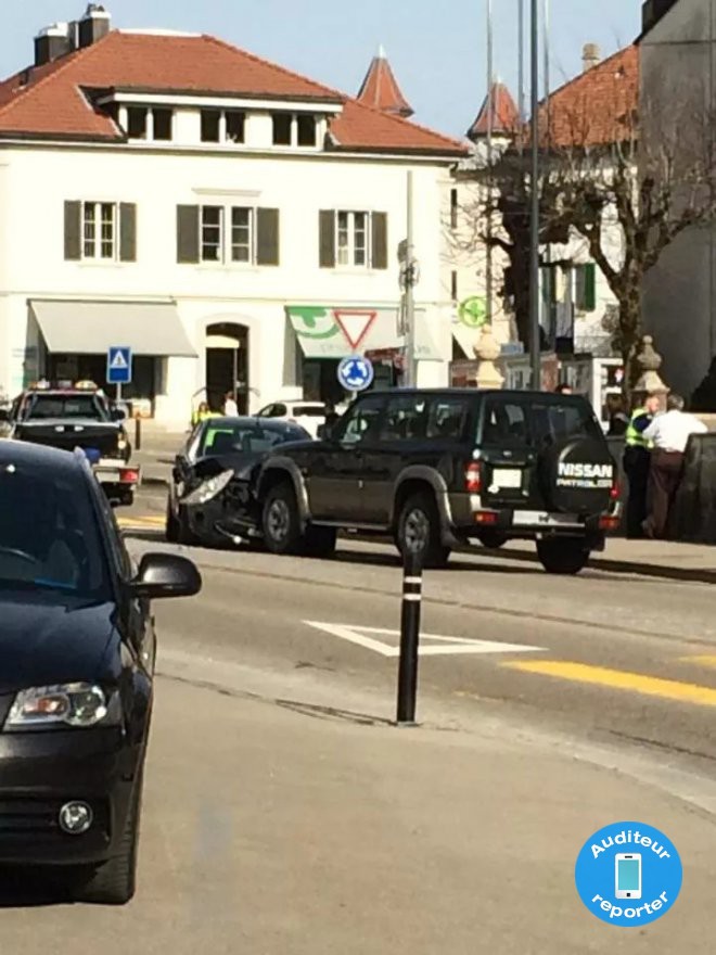 Trois véhicules ont été impliqués dans un accident de la route dans le centre de Saignelégier