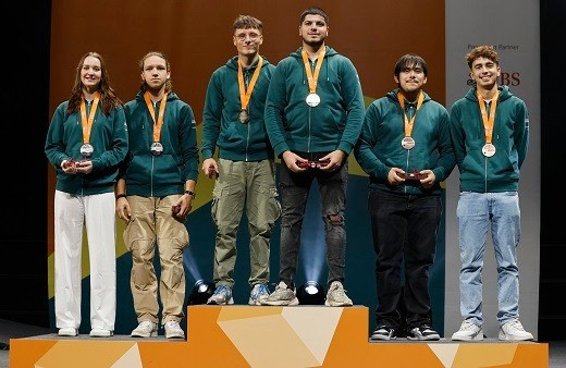 Ibrahim Fahrad de Bienne et Ries Nicolas de La Chaux-de-fonds remportent la médaille d'or en équipe en tant que micromécanicien/dessinateurs en microtechnique (photo: SwissSkills)