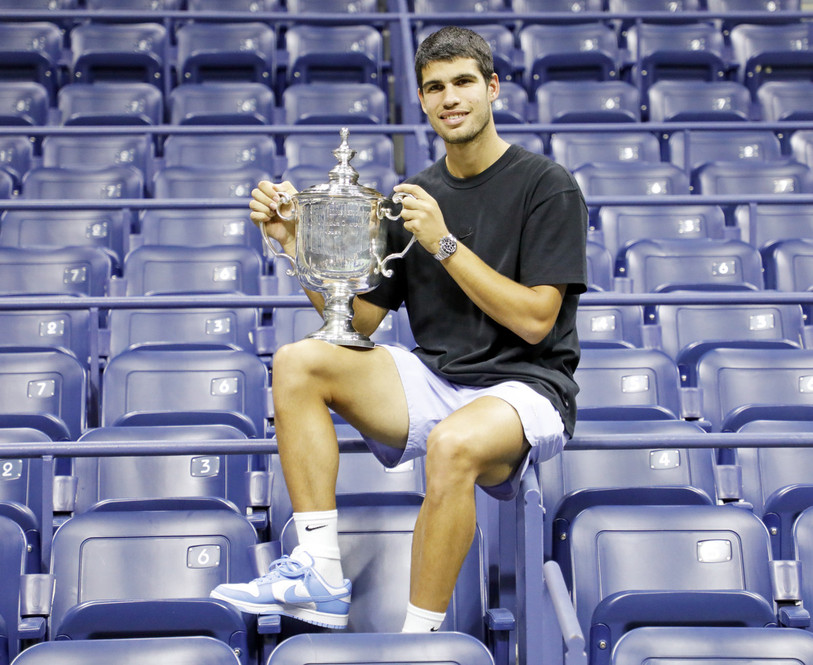 Carlos Alcaraz chérit son premier trophée en Grand Chelem (photo : EPA/JASON SZENES).