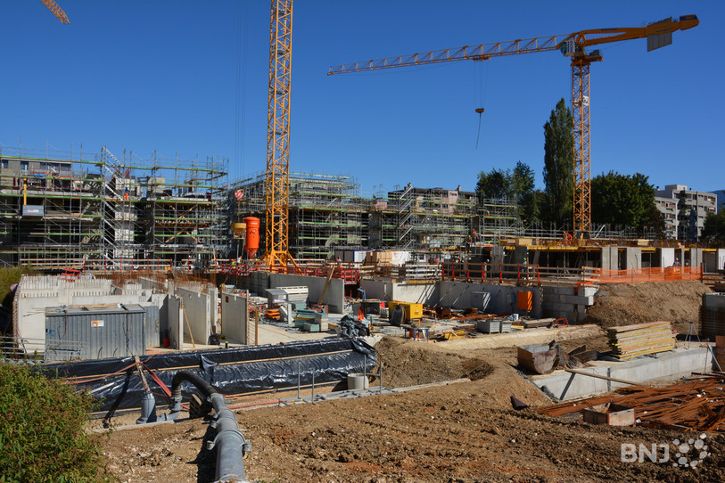 Le chantier vu depuis le chemin qui longe la Sorne à l'ouest.