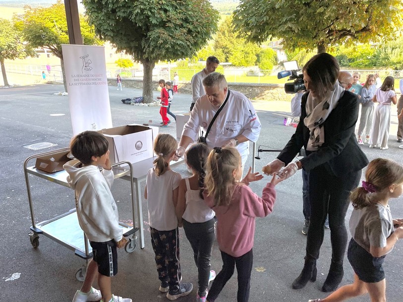 La distribution a eu lieu simultanément dans trois collèges du canton : au Landeron, à Bevaix et à Fleurier.