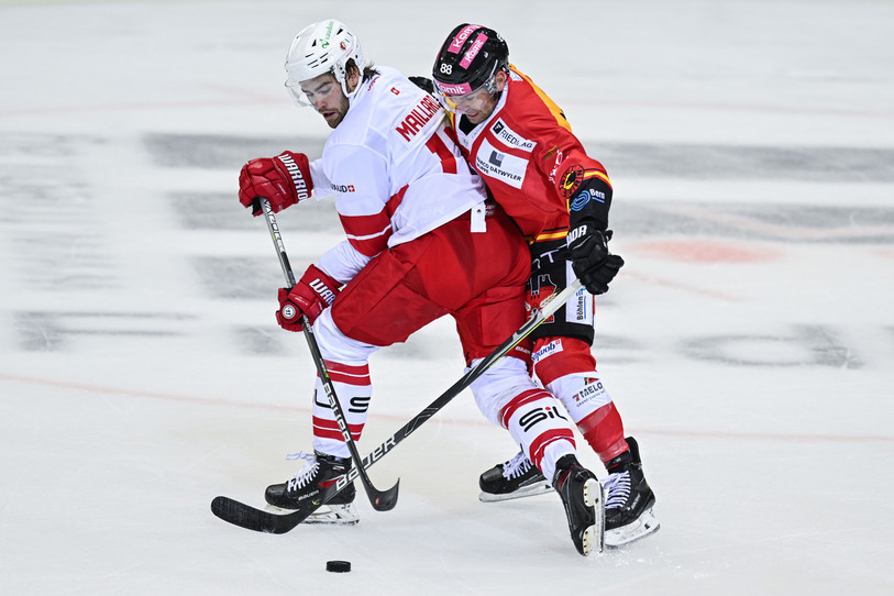 Guillaume Maillard (ici en blanc face à Berne en match de préparation) rejoint le HC Bienne pour quelques semaines (photo : KEYSTONE/Peter Schneider).