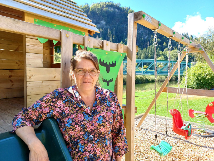 Liliane Clévenot axe sa campagne sur l’attractivité du village pour les familles et pose ici devant la place de jeux, située à deux pas du Doubs.