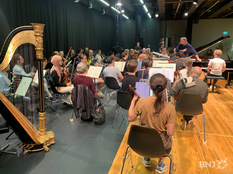 Plusieurs jeunes du gymnase de Bienne et du Jura bernois jouent aux côtés de musiciens expérimentés.