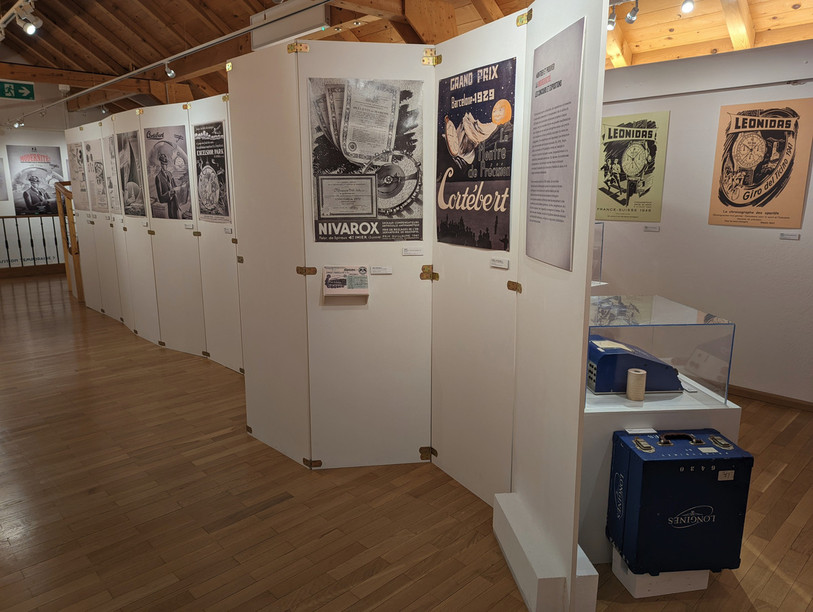 L'exposition propose un grand nombre d'affiches publicitaires d'époque. (Photo : Musée St-Imier).