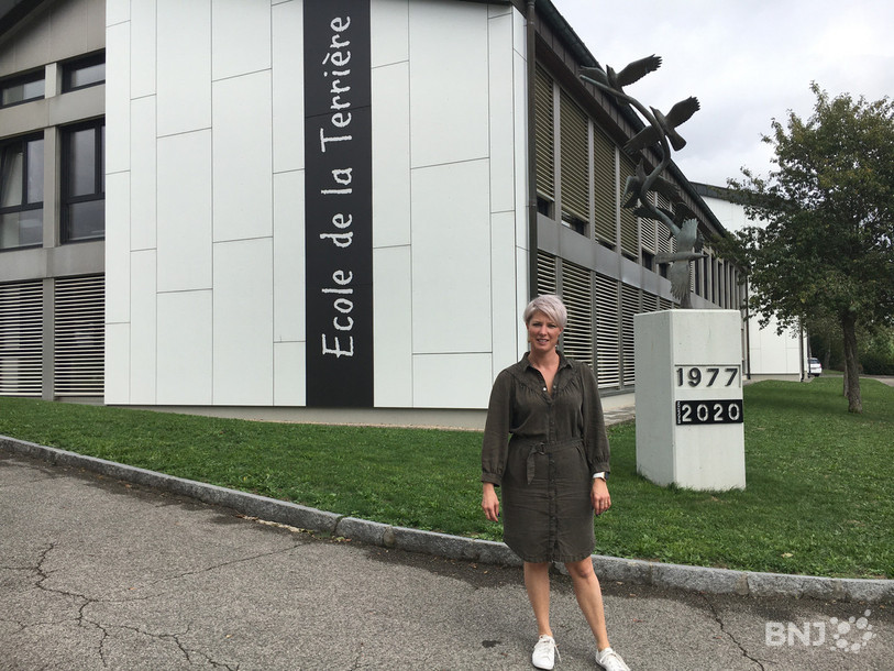 Karine Génesta-Nagel a décidé de poser devant l’école fraîchement rénovée. En tant que conseillère communale, elle a porté ce dossier qui pourrait être un exemple pour les bâtiments publics nécessitant des travaux, comme la halle des fêtes.