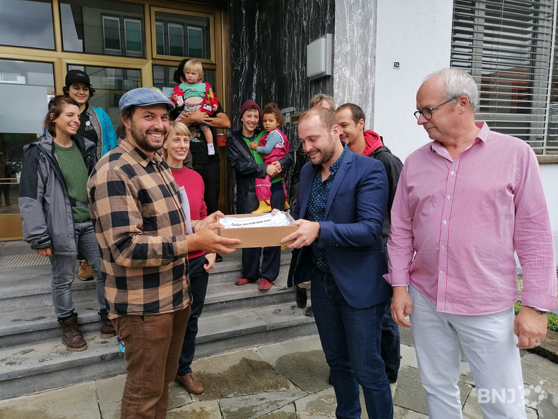 La pétition, munie de 234 signatures, a été remise jeudi après-midi aux autorités communales à Bassecourt.