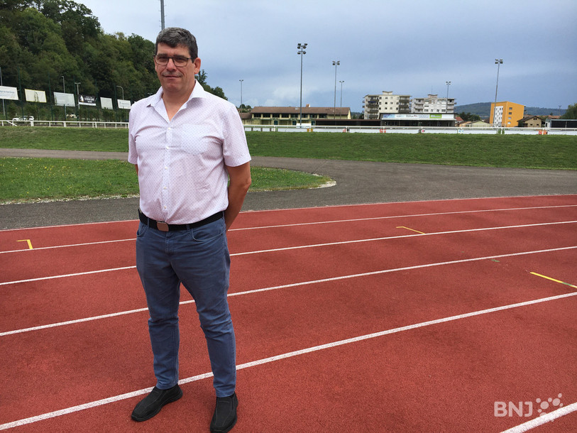 Serge Caillet a choisi de poser devant les installations sportives, qui symbolisent, selon lui, le vivre ensemble qu’il entend améliorer. En arrière-fond, la salle des fêtes a besoin d’une rénovation et Serge Caillet souhaite s’occuper du patrimoine existant.