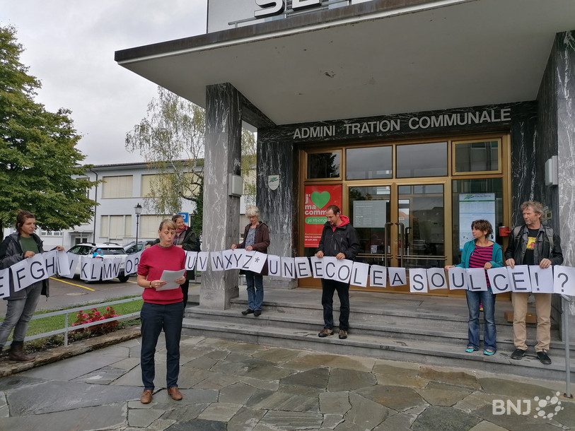 Le groupe pour une ouverture d'une école à Undervelier et Soulce devant l'administration communale à Bassecourt lors de la remise de la pétition.