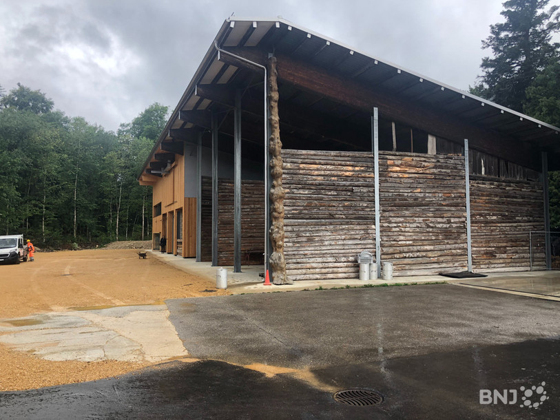 Ravagé par les flammes il y a cinq ans, le centre forestier de Montmollin a été totalement reconstruit et réaménagé. 