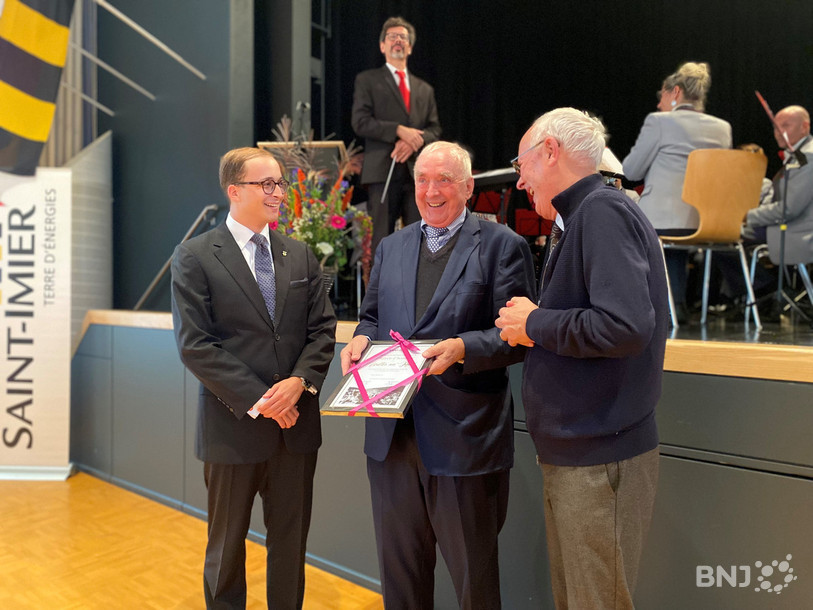 Walter von Känel entouré par le conseiller municipal Corentin Jeanneret et le maire de St-Imier Denis Gerber lors de la remise du titre jeudi soir.
