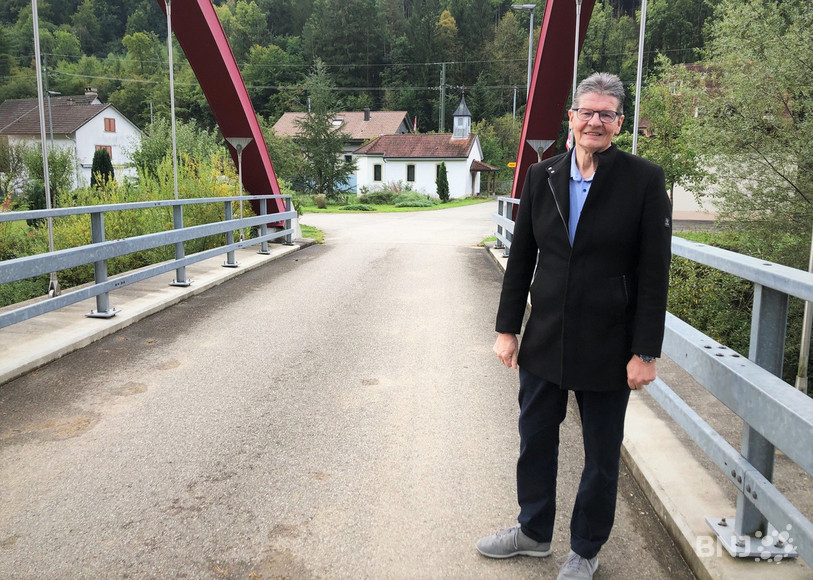 Christian Zuber a choisi d'être photographié au hameau des Riedes. « Ce lieu fait partie de Soyhières. Il avait été très secoué par les inondations en 2007. J’aime bien y passer en vélo et croiser les habitants. »