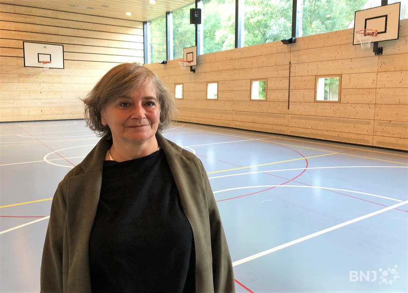 Nicole Hanser a pour sa part voulu être photographiée dans la halle de gymnastique de Soyhières. « Comme conseillère communale, j’ai hérité en 2007 du dossier de rénovation du lieu, pour un montant de 1,2 million de francs. Le projet avait convaincu les citoyens en assemblée communale. »