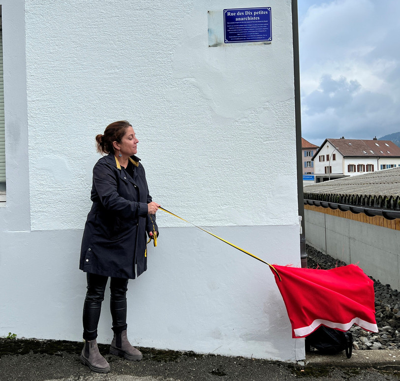 La conseillère municipale Paul Tanner a levé le voile sur la nouvelle plaque de rue. (Photo : Commune de St-Imier).