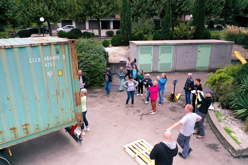 Le container a été rempli et fermé sur le site de Delémont de l'Hôpital du Jura. (Photo : Astrid Fiorello et Martine Cuttat).