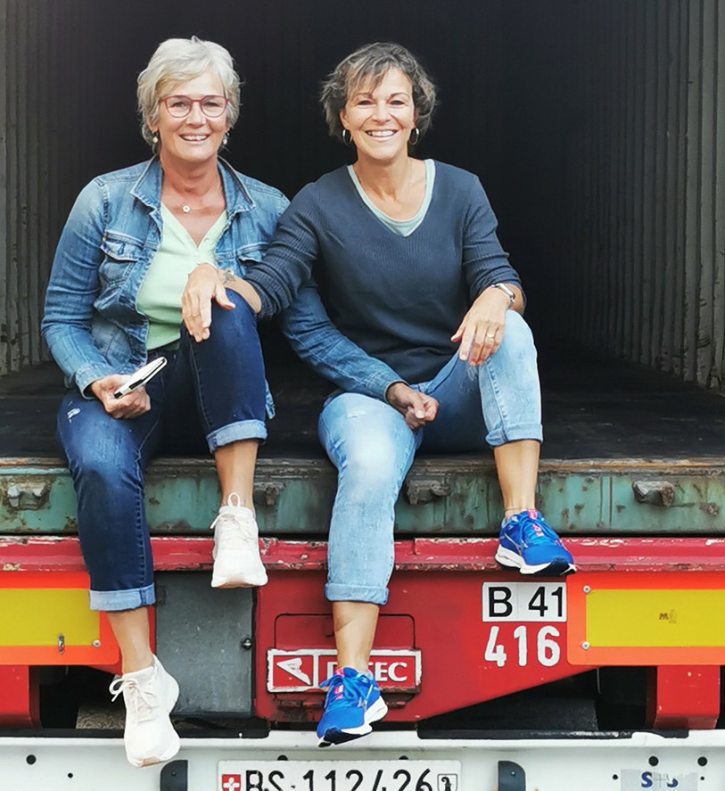 Astrid Fiorello et Martine Cuttat, les deux responsables du projet, vont partir prochainement en Afrique pour distribuer le contenu du container. (Photo : Astrid Fiorello et Martine Cuttat).