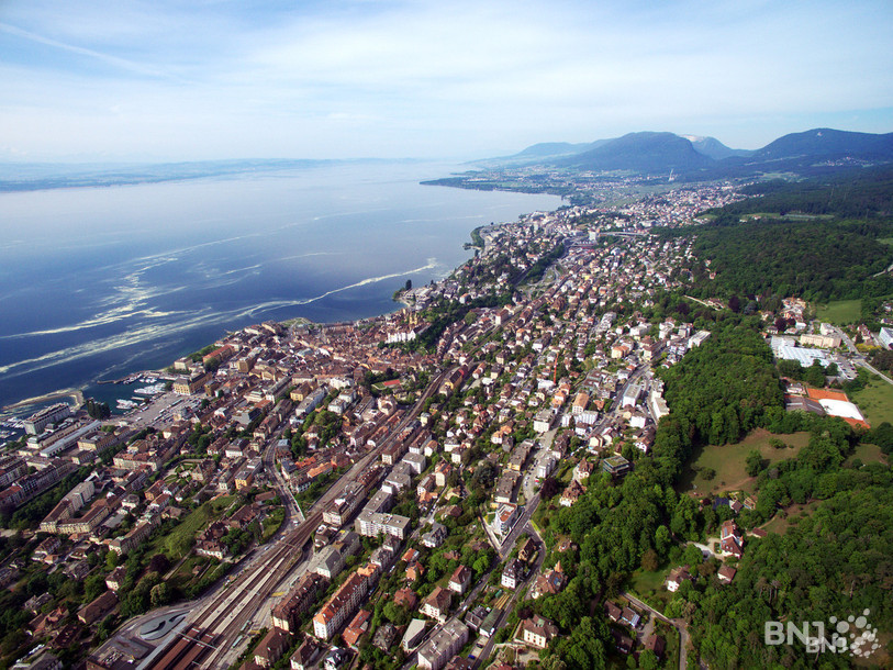L'assainissement des finances de la Ville de Neuchâtel est sur la bonne voie. Le budget 2024 a été adopté à l'unanimité, lundi soir, par le Conseil général. Les années à venir pourraient cependant être moins ensoleillées. (photo: Pierre Boldt)