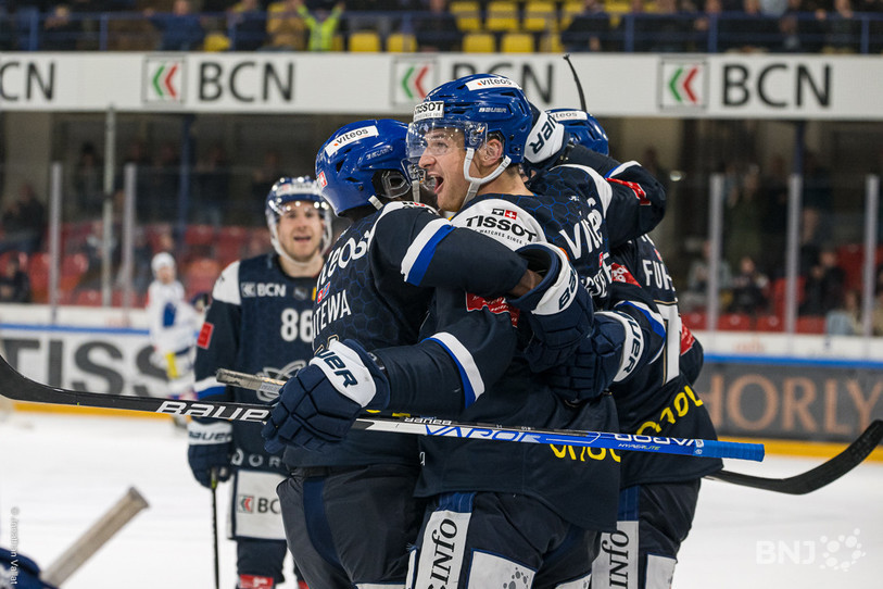 Auteur du 4e but, Stefan Rüegsegger est congratulé par ses coéquipiers. (Photo J. Vallat)