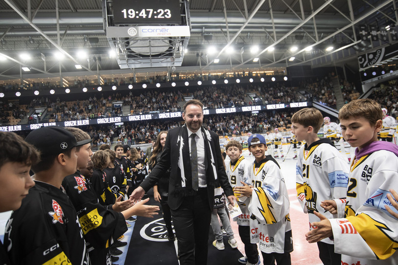 Une haie d'honneur a accueilli Julien Vauclair vendredi. (photo : KEYSTONE/Ti-Press/Pablo Gianinazzi).