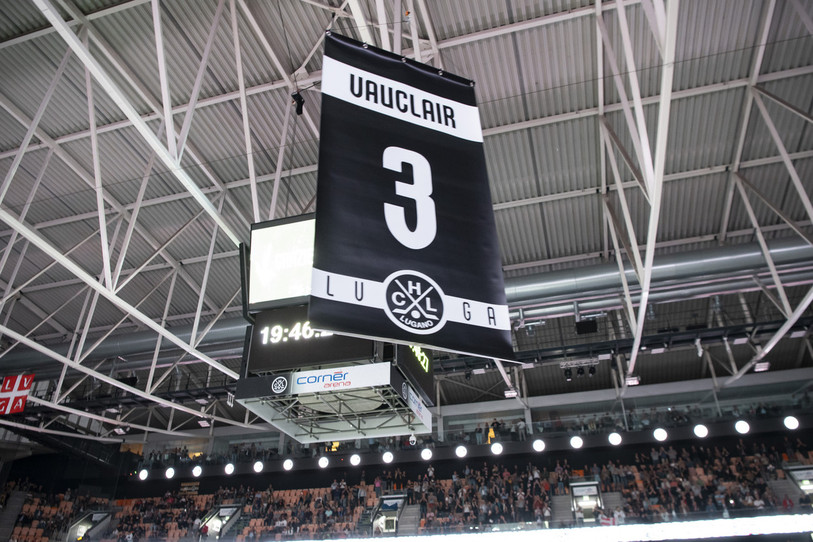 Le maillot de Julien Vauclair grimpe jusqu'au plafond de la patinoire de Lugano. (photo : KEYSTONE/Ti-Press/Pablo Gianinazzi).