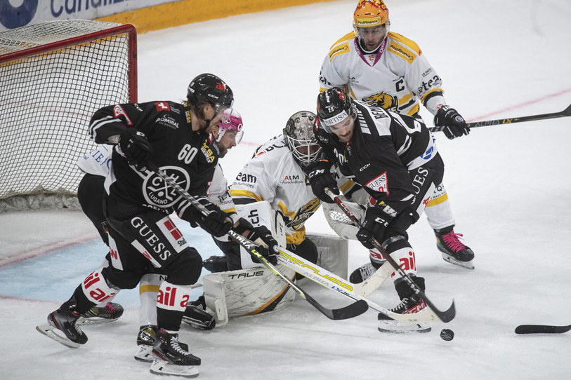 Markus Granlund (à gauche) et Kris Bennett sèment la pagaille dans l'arrière-garde jurassienne. Mais le gardien Damiano Ciaccio ne capitulera qu'une fois, bien aidé par sa défense (photo : KEYSTONE/Ti-Press/Pablo Gianinazzi).