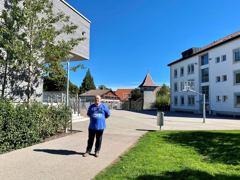 Impliqué depuis près de 25 ans dans la vie politique des Bois, Gabriel Bilat pose entre la nouvelle halle de gymnastique et l'école rénovée il y a une dizaine d'années, deux projets importants pour la commune.