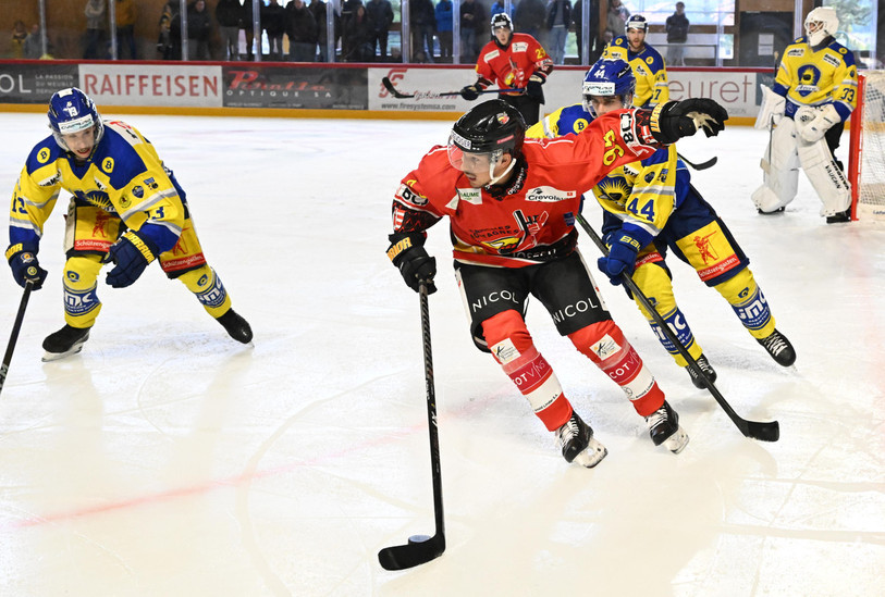 Arnaud Schnegg s'est démené dans la défense grisonne et a inscrit un doublé pour le HC Franches-Montagnes (photo : Georges Henz).