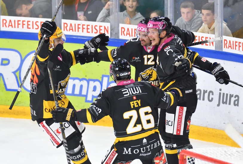 Le HC Ajoie célèbre le but de Thibault Frossard (numéro 12), qui lui permet de mener 3-1 à ce moment-là du match. (photo : Georges Henz)