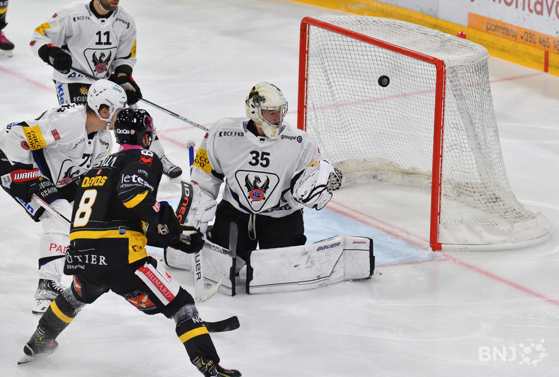 Philip-Michaël Devos inscrit le 2-0 alors qu'Ajoie évolue en supériorité numérique. (photo : Georges Henz)