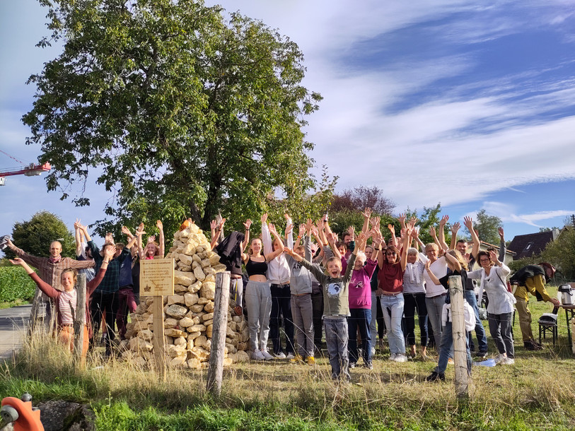 Le mouvement PoseTonCairn a érigé un cairn en hommage aux espèces disparues, ce dimanche à Marin. (Photo : PoseTonCairn)