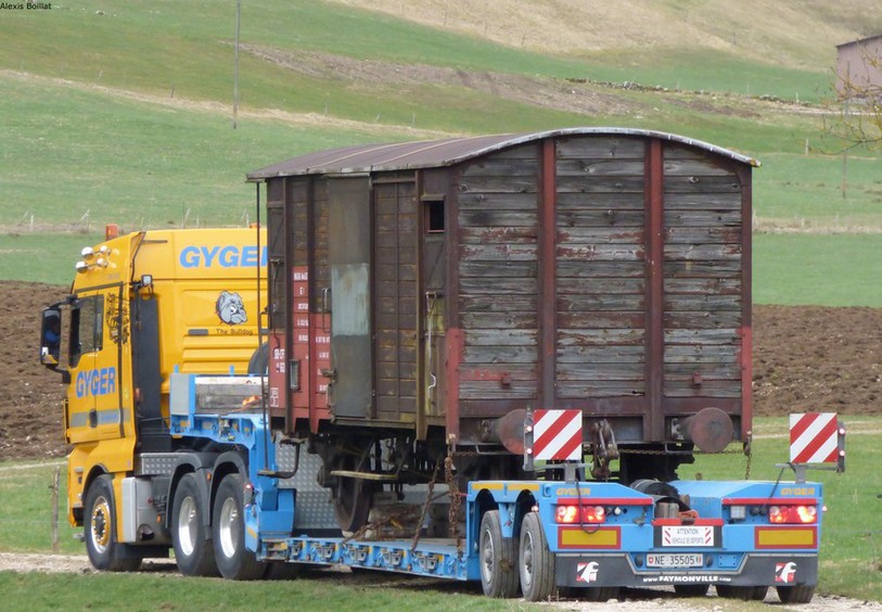 Le wagon d'époque acheté par l'Association Bourbaki Les Verrières a été transporté par camion.