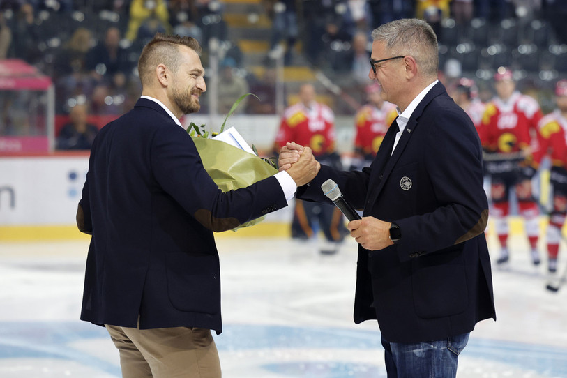 Passage de témoin, lors du premier match de la saison vendredi dernier, entre l'ex-CEO Marc Lüthi et Raeto Raffainer (à gauche). (Photo : KEYSTONE/Peter Klaunzer)