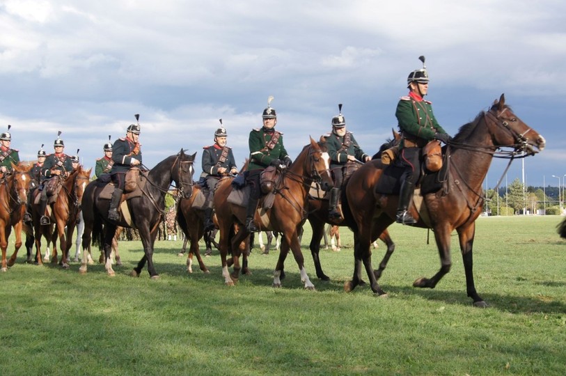 Les dragons bernois et l'escadron de cavalerie suisse traverse cette semaine la chaine du Jura pour commémorer les 50 ans de l'abolition de la cavalerie militaire. (Photo : Organisation de la chevauchée)