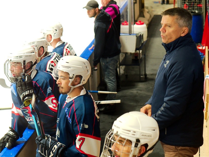 Il y a du changement à la bande du HC Université Neuchâtel pour la saison prochaine. Marc Gaudreault (à droite) ne sera plus l'entraineur principal, mais l'assistant du nouvel arrivant, Eric Lamoureux. (photo archives: Pierre Boldt).