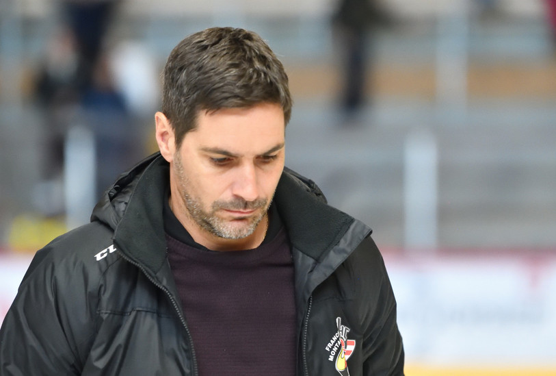 Michaël Neininger et le HCFM regardent vers le bas du classement de MyHockey League à l'issue du premier tour (photo : archives, Georges Henz).