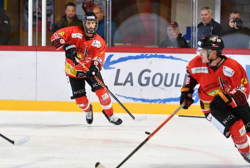 Anthony Tomat et le HC Franches-Montagnes cherchent encore le bon rythme dans ce début de saison (photo : archives/Georges Henz).