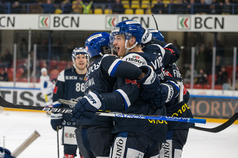 Stefan Rüegsegger, très en vue samedi soir, est félicité par ses coéquipiers du HC La Chaux-de-Fonds (photo : Jonathan Vallat).