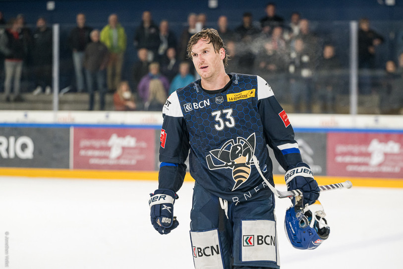 Stefan Ulmer et ses coéquipiers du HC La Chaux-de-Fonds n'ont pas réussi à recoller au score après un deuxième tiers-temps manqué. (photo : Jonathan Vallat).