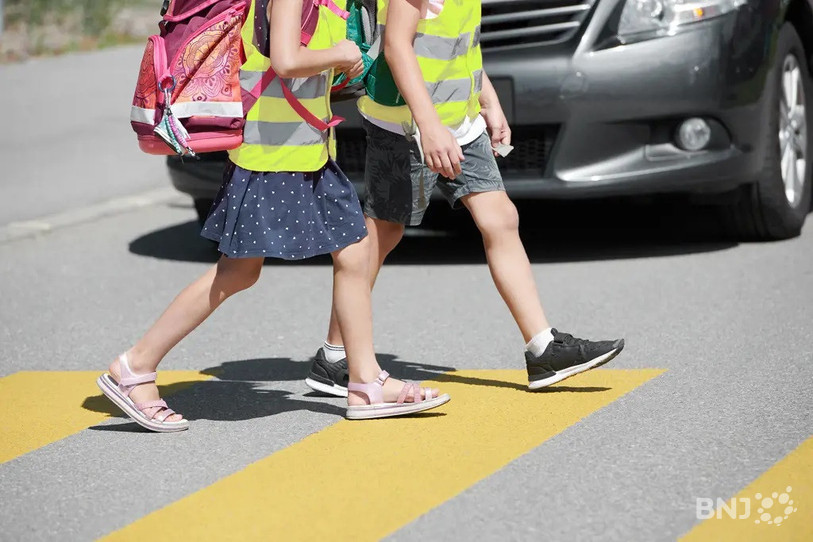 Un patrouilleur scolaire est recherché par la commune de Val Terbi pour aider les écoliers à traverser la route principale à Vicques aux heures de midi. (Photo: archives Bureau des préventions des accidents).