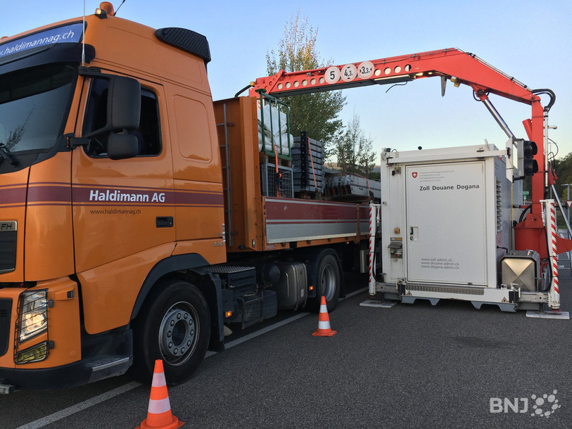 Le camion passe sous le bras du scanner mobile de l'Office fédéral de la douane et de la sécurité des frontières.