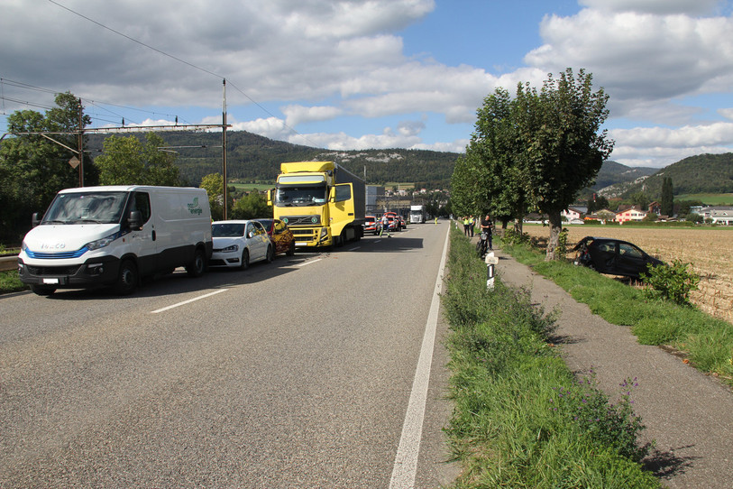 Le camion a percuté une file de voitures à l'arrêt entre Delémont et Courrendlin. Photo : Police cantonale jurassienne