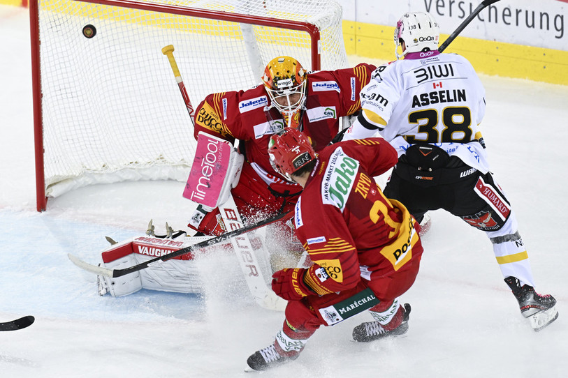 Au terme d'un solo magique, Guillaume Asselin met un terme au suspense avec le 4-1 (photo : KEYSTONE/Marcel Bieri).