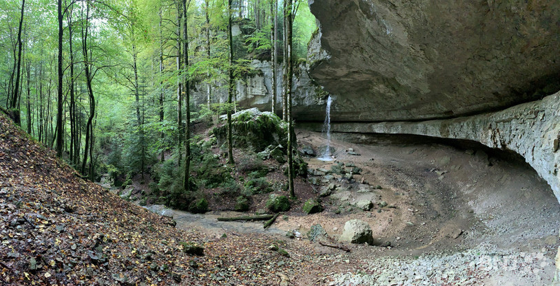 La chute du bief de Vautenaivre jaillit à travers un cirque rocheux.