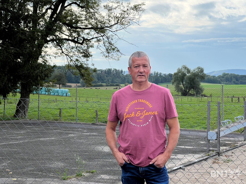 Michel Henry a choisi de poser dans son village de Damphreux face à un pâturage et des animaux, un environnement qu'il côtoie quotidiennement en tant qu'agriculteur.