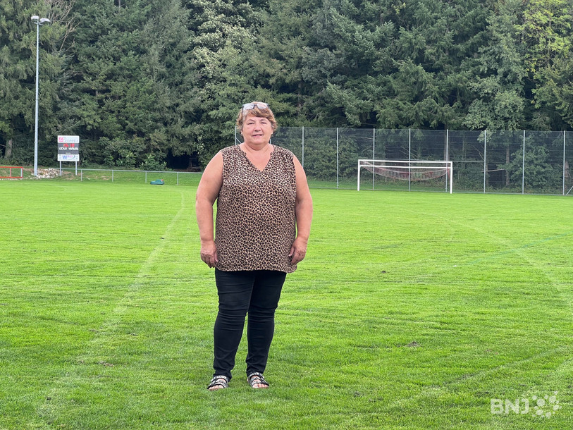 Brigitte Kübler a choisi de poser sur le terrain de football du FC Lugnez-Damphreux, qui représente pour elle un lieu de vie et d'animations villageoises.